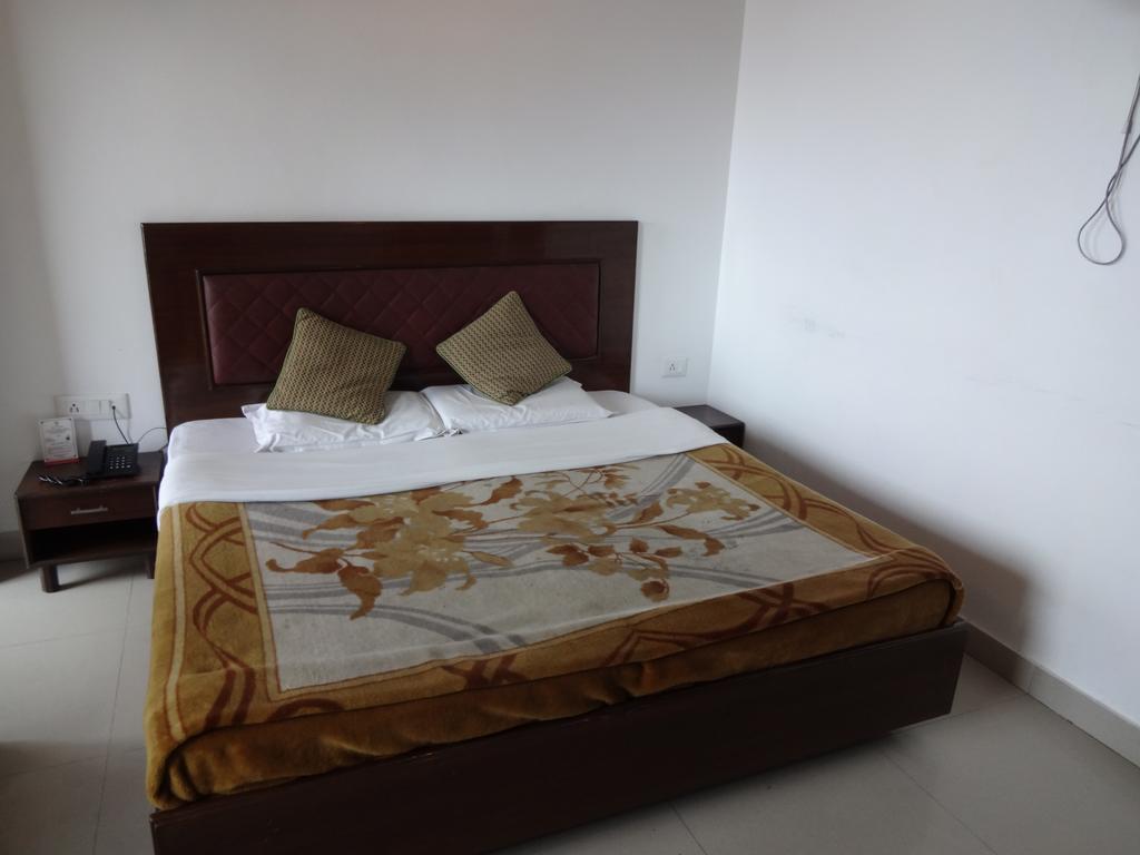 Hotel Ratan เดห์ราดุน ภายนอก รูปภาพ